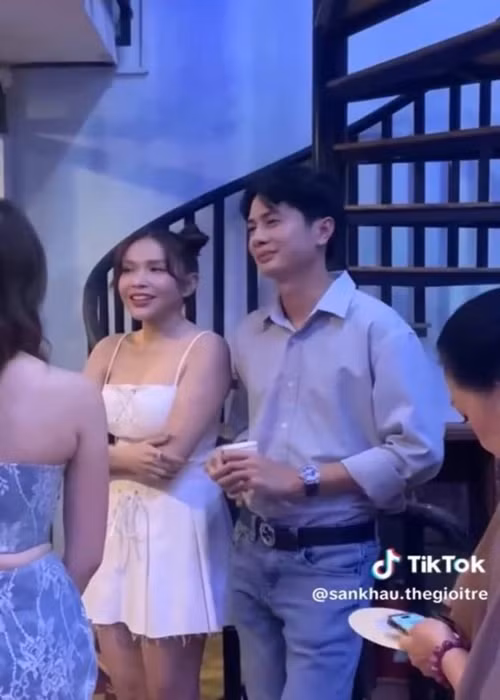 Mới đây, Khả Như gây chú ý khi chỉnh tóc cho Huỳnh Phương tại một sự kiện. Phía Huỳnh Phương nhường cho Khả Như đi trước khi chụp ảnh thảm đỏ. Ảnh: Thương Hiệu Và Pháp Luật.