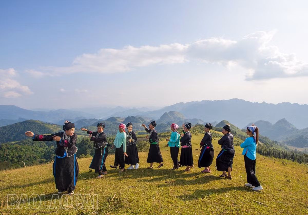 Điệu dân vũ của đồng bào Nùng trên thảo nguyên.
