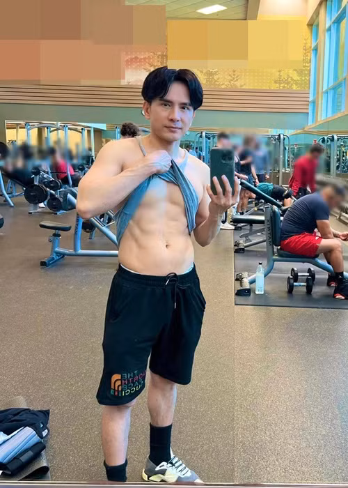 Ở tuổi 47, anh Bo vẫn sở hữu gương mặt trẻ, body săn chắc.