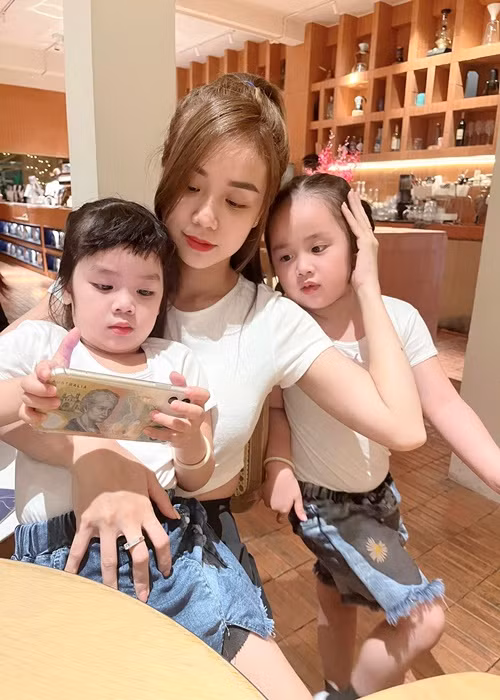  Bảo Ngọc sinh 2 con gái năm 2017 và 2018. Năm 2020, cô ly hôn Hoài Lâm. 2 con gái do Bảo Ngọc chăm sóc. Ảnh: FBNV.