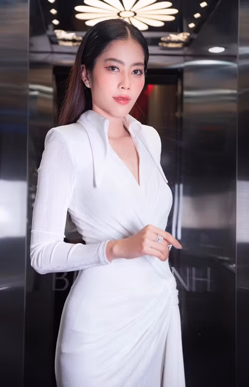 Mới đây, bạn trai Nam Em lo lắng khi không thể liên lạc với người đẹp. Anh viết trên trang cá nhân: “Trong cuộc sống mọi người không trong cuộc đừng áp đặt sự việc quá mức. Nguyễn Lệ Nam Em em ở đâu liên hệ anh với nha em. Qua tôi về nhà tôi có việc nên cô ấy mới như vậy”. Nhanh chóng, Nam Em cho biết, cô vào rừng nên bị mất sóng điện thoại. Theo Nam Em, bạn trai bị cuốn vào câu chuyện nên đã mất bình tĩnh.