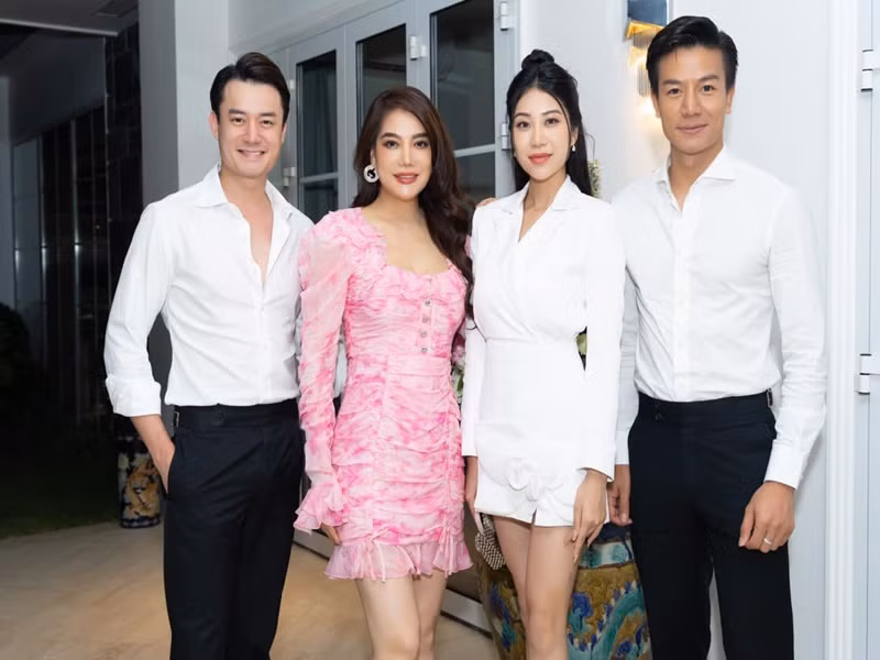 Trương Ngọc Ánh đón tuổi mới bên bạn trai Anh Dũng (ngoài cùng bên trái). Ảnh: FBNV.