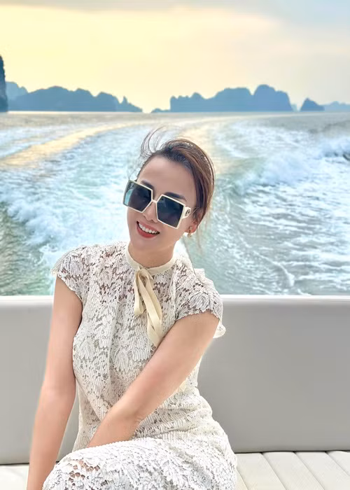 Phương Oanh mang bầu đôi khiến cơ thể cô nặng nề hơn tưởng tượng. Ngoài ra, nữ diễn viên đang bị ốm nghén nặng. Ảnh: FBNV.