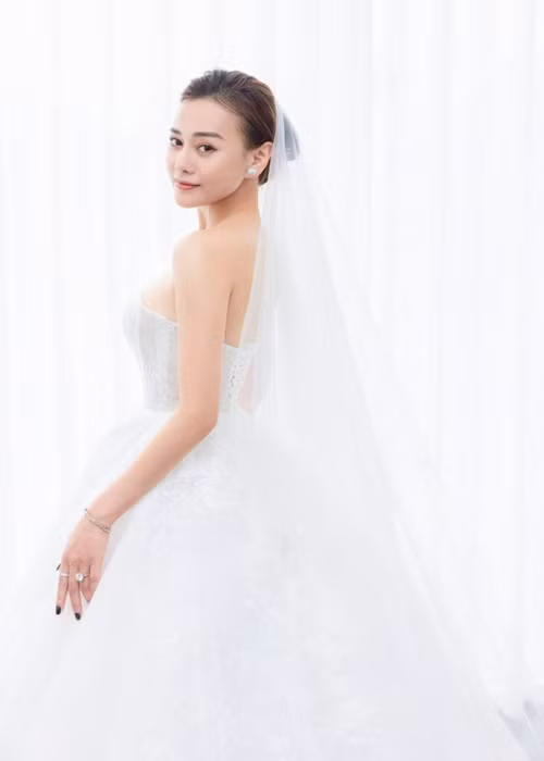 Nữ diễn viên phim Quỳnh búp bê đã đi thử váy cưới. Ảnh: FBNV.