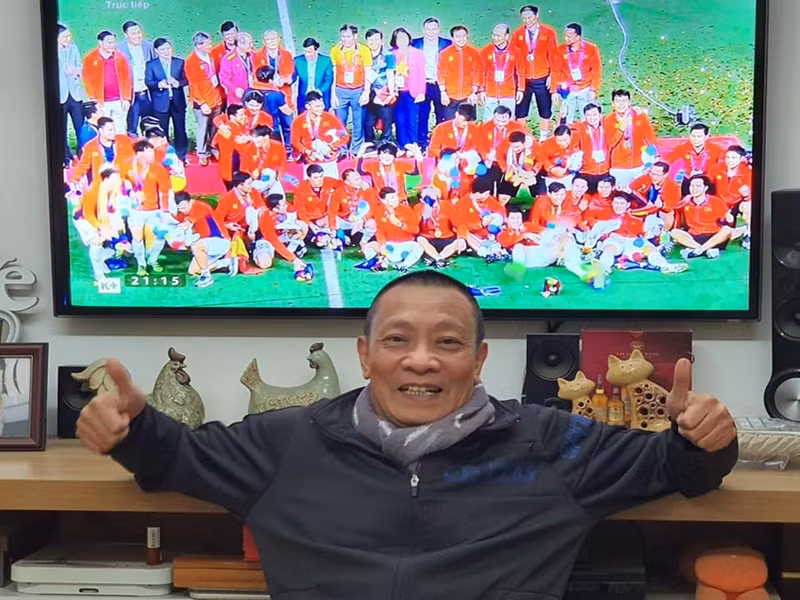 Nam MC phủ nhận giàu có, sở hữu biệt thự ở Hà Nội. Lai Văn Sâm cho biết, anh không thích chung cư, cũng không mơ ước biệt thự. Ngôi nhà của anh đang sống rộng 40m2 và gồm 3 tầng. "Đó là một ngôi nhà đơn giản, rất Việt Nam", Dân Trí dẫn lời Lại Văn Sâm. Ảnh: FBNV.