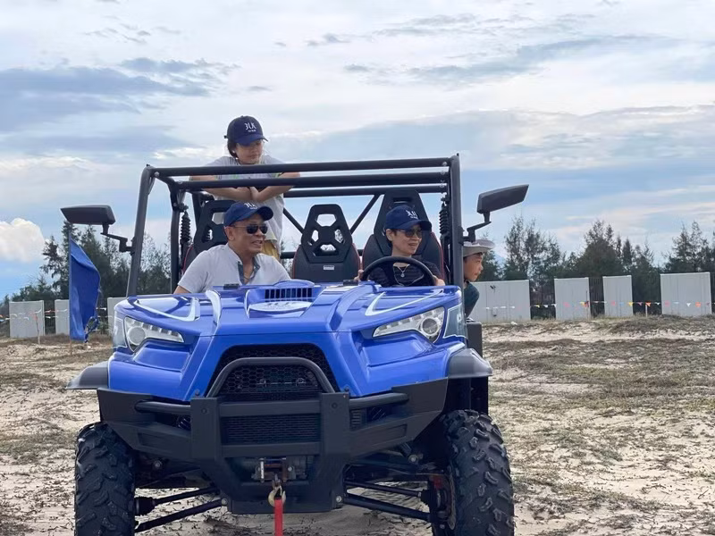 MC Lại Văn Sâm cùng vợ và hai cháu nội trải nghiệm lái xe jeep trong chuyến du lịch mừng sinh nhật vào tháng 6/2023. Ảnh: FBNV.
