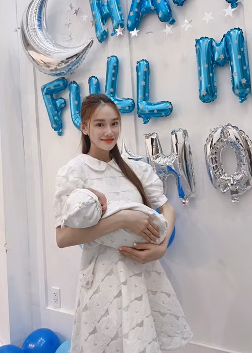 Sau 1 tháng sinh nở, vợ Trường Giang được khen nhan sắc rạng rỡ. Ảnh: FBNV.