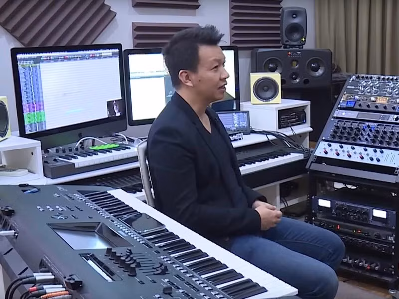 Xuân Phương cho biết, Mong ước kỷ niệm xưa là một trong những ca khúc khiến anh ấn tượng nhất sự nghiệp sáng tác. "Khi sáng tác bài hát này tôi còn rất trẻ, khoảng 23-24 tuổi. Hồi ấy, tôi mới tốt nghiệp ra trường nên có rất nhiều cảm xúc và kỷ niệm. Tất cả những ca từ và giai điệu trong bài hát dường như có sẵn trong đầu, tôi chỉ làm nhiệm vụ duy nhất là ghi chúng ra thành bài hoàn chỉnh", Dân Trí dẫn lời nam nhạc sĩ. Ảnh: Dân Việt.