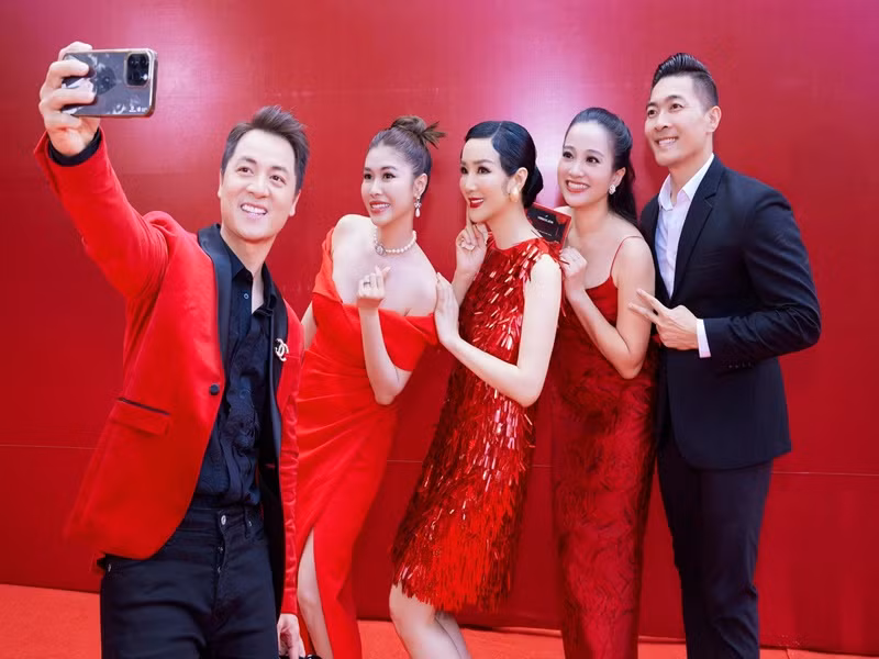 Giáng My chụp ảnh kỷ niệm cùng vợ chồng Quốc Cơ, vợ chồng Đăng Khôi tại một sự kiện.
