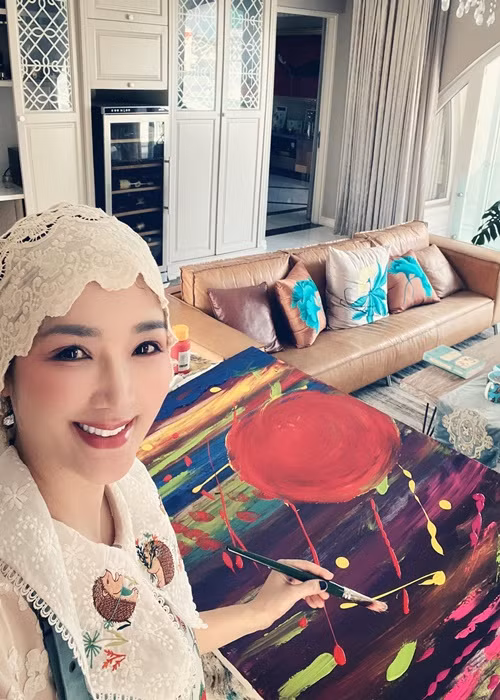 Giáng My khoe vẽ tranh ở biệt thự.