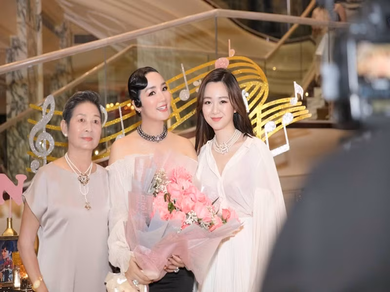 Hoa hậu Giáng My sinh con gái Anh Sa năm 1994. Trong cuộc phỏng vấn với Dân Việt, Giáng My cho biết, con gái giống hệt tính cô, thích độc lập.