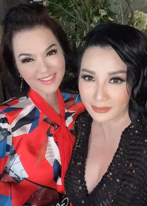 Trước đó, Trizzie Phương Trinh đính chính thông tin về hình ảnh Phương Loan ôm em bé: “Chị Bé Heo có con? Ở tuổi này mà chị Bé Heo còn sinh được là mọi người té xỉu liền. Baby chị Bé Heo ẵm trên tay tên là Emma, là cháu ruột gọi mình bằng cô. Em mới có 3 tháng. Đêm qua ba mẹ em đưa em đến ăn cơm niêu gặp cô Bé Heo cũng đang ăn ở đó. Cô Bé Heo thấy Emma dễ thương quá nên xin bế để chụp hình. Công nhận hai cô cháu nhìn cưng thật”. Ảnh: FBNV.