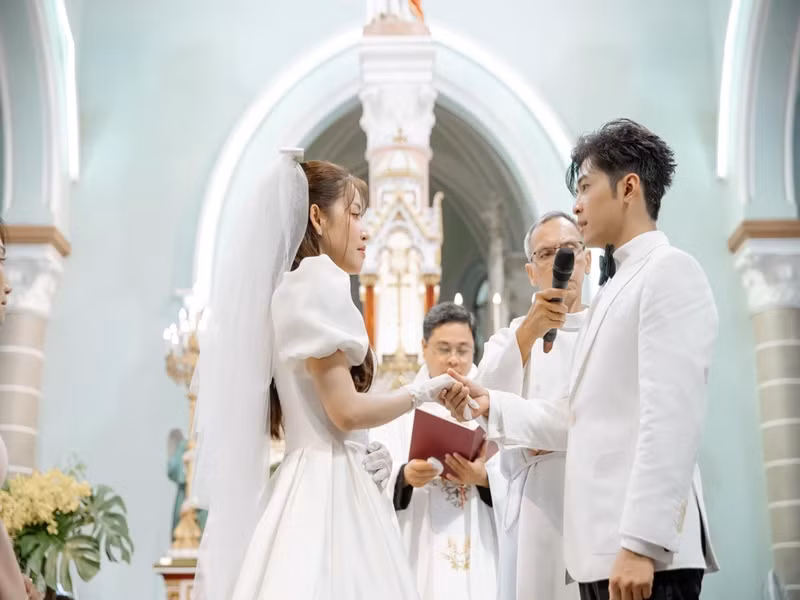 Gin Tuấn Kiệt và Puka làm lễ tại nhà thờ vào ngày 11/11.