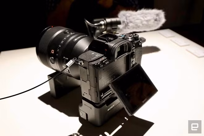 Máy được bán ra vào tháng 9 với mức giá 3.500 USD. Sony A7R IV sẽ cạnh tranh trực tiếp với một số sản phẩm như Nikon Z7, Nikon D4s.