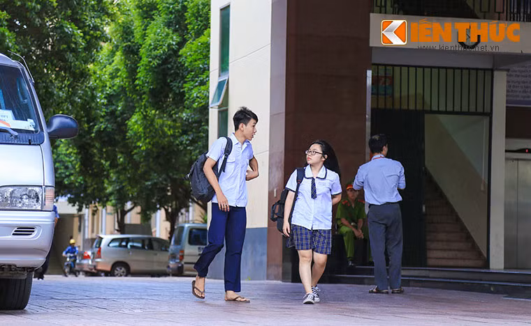 Do đề hơi khó nên đến hết giờ lúc 10h30, các thí sinh mới bắt đầu rời phòng thi. Ảnh: Hoàng Thiên Dũng.