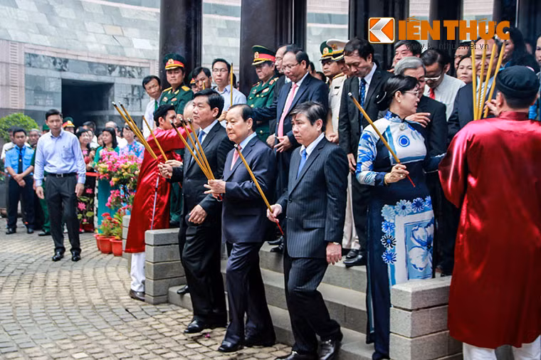 Lãnh đạo TP HCM dâng hương lên các vua Hùng.