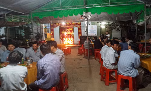 Chong dam vo roi treo co tu tu o Dong Nai