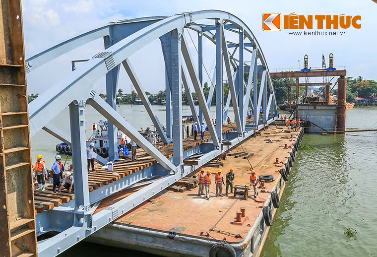 Theo dự kiến, với tốc độ thi công được đẩy nhanh, có thể ngày 26/6 sẽ tiến hành thông cầu Ghềnh để tàu Bắc - Nam lưu thông liền mạch, rút ngắn thời gian so với kế hoạch khoảng 4-5 ngày.