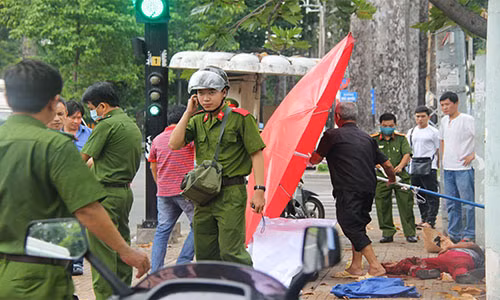 Nguoi phu nu ban ve so tho huyet guc chet tren duong