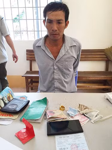 Buon ban ma tuy bi bat, hoi lo cong an 5 chi vang