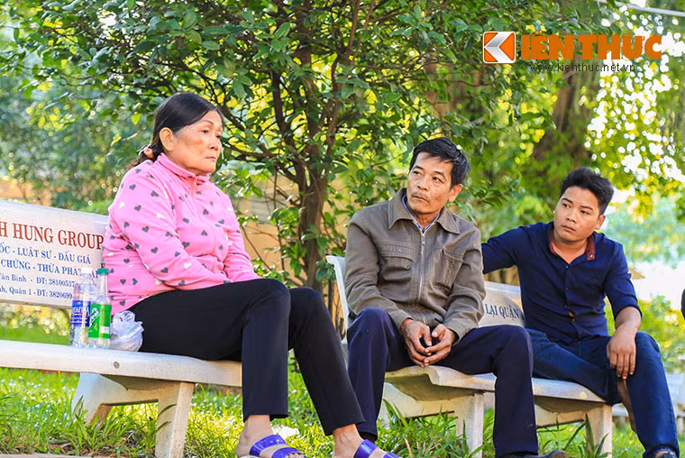 Cha mẹ và người thân của Vũ Văn Tiến - đồng phạm của kẻ chủ mưu Nguyễn Hải Dương - cũng có mặt từ rất sớm. Họ đã làm đủ mọi cách để cầu xin gia đình các nạn nhân tha thứ, hi vọng giữ lại được mạng sống của đứa con lầm lỗi. Ảnh: Hoàng Thiên Dũng