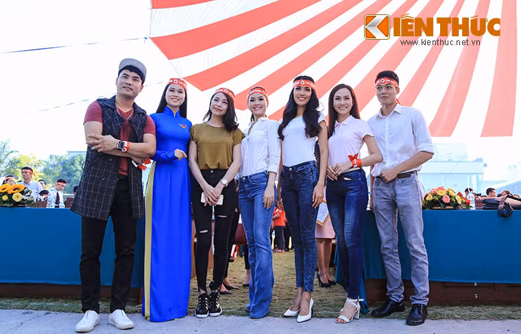 Giới văn nghệ sĩ, người đẹp của làng giải trí Việt rất nhiệt tình tham gia vào các hoạt động thiện nguyện.