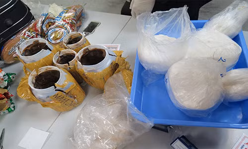 Gần 3kg ma tuý được cụ bà 76 tuổi giấu trong các hũ mắm mang lên máy bay.