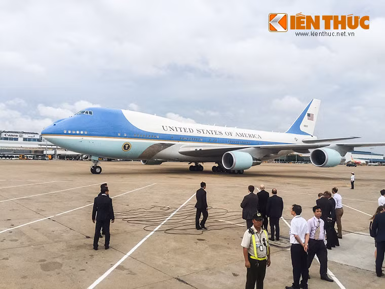 Đúng 16h15 chiều nay (24/5), chuyên cơ chở Tổng thống Barack Obama và phái đoàn đã hạ cánh xuống sân bay Tân Sơn Nhất. Ảnh: Vũ Sơn
