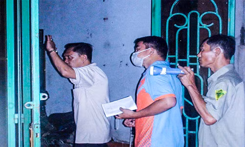 Cơ quan chức năng tiến hành khám nghiệm hiện trường.