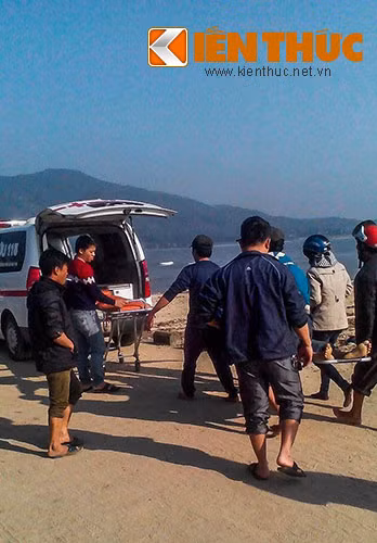 Ngư dân Khánh được chuyển từ thuyền lên xe cấp cứu.