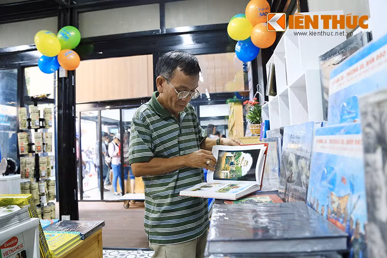 Bác Nguyễn Tất Hải (ngụ quận 2, TP HCM) chia sẻ : "Giới hưu trí chúng tôi mong mỏi thành phố có một con đường sách này từ rất lâu rồi. Nay niềm ao ước đó đã trở thành sự thật, chúng tôi mừng lắm". Ảnh: Thiên Dũng