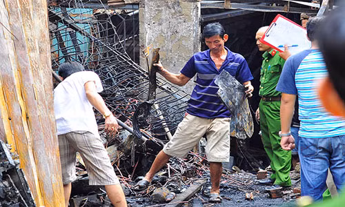 Cơ quan chức năng tiến hành khám nghiệm hiện trường, điều tra nguyên nhân.