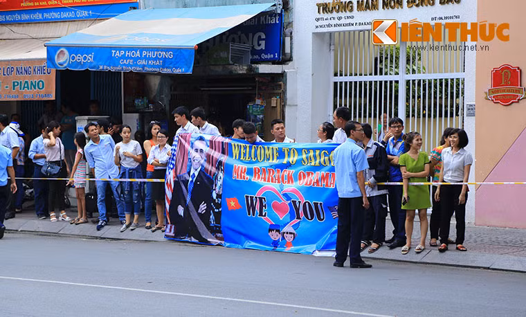Những chiếc băng rôn có in hình Tổng thống Obama và những lời chào thân thiết được người dân đưa đến để tiễn Tổng thống. Ảnh: Thiên Dũng