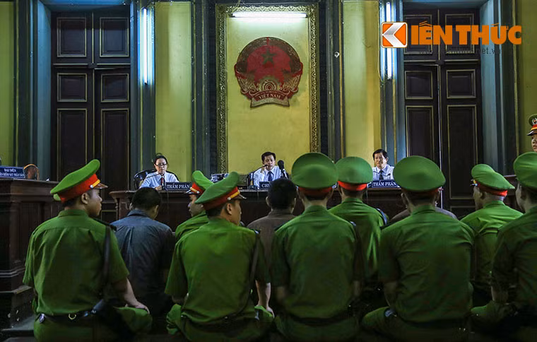HĐXX đọc lại toàn bộ cáo trạng của vụ án trên 22 trang giấy A4.