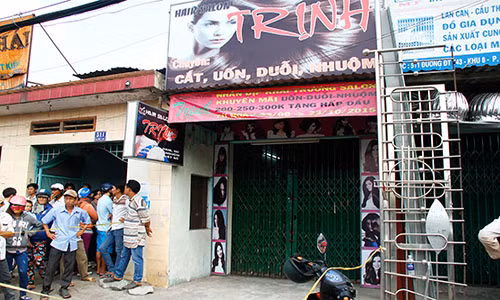 Nguoi dan ong treo co chet trong tiem cat toc