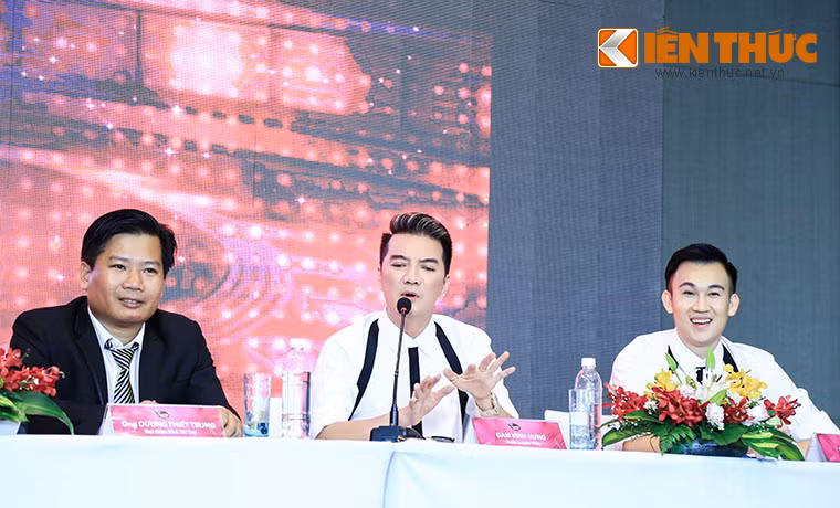 Nam ca sĩ Dương Triệu Vũ chia sẻ: “Kể từ khi nhận lời tham gia Tuyệt đỉnh song ca, Dương Triệu Vũ và anh Đàm Vĩnh Hưng đã chính thức không còn là “sư phụ” và “đệ tử” mà thay vào đó là những người bạn tri kỉ của nhau. Giữa hai anh em có khá nhiều điểm giống nhau nên khi cùng ngồi trên vị trí HLV cũng là một điểm thuận lợi. Nếu như anh Hưng sẽ là người bùng nổ và “đốt cháy” sân khấu thì ở Tuyệt đỉnh song ca thì Vũ sẽ đảm nhận nhiệm vụ tiết chế cảm xúc để cả hai anh em có được những thí sinh độc đáo và ấn tượng nhất cho đội của mình”. Ảnh: Hoàng Thiên Dũng