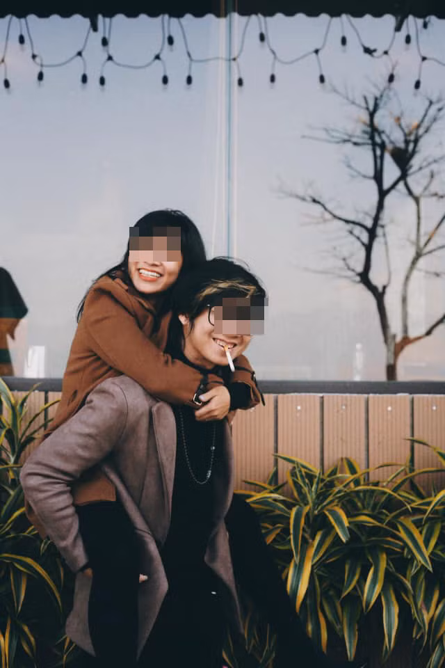 Một lãnh đạo xã Võng La (huyện Đông Anh) xác nhận đã nghe thông tin về sự việc. Thông tin ban đầu, mẹ của bé gái là chị L.A (29 tuổi) có quan hệ rất phức tạp và thường trú tại nội thành Hà Nội nên thường xuyên vắng mặt tại địa bàn. Chị L.A đã trải qua 3 đời chồng, bé gái mới mất là con của người chồng thứ 2.