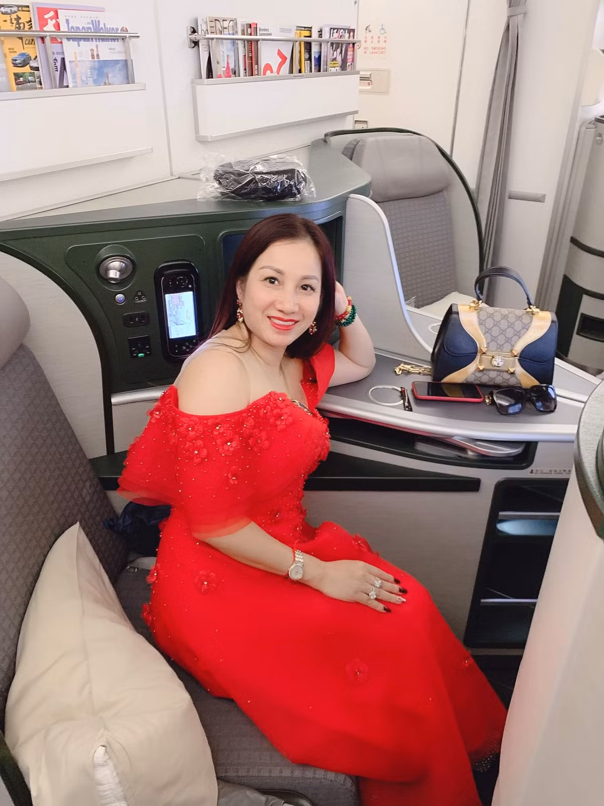Theo thông tin ban đầu, bà Dương bị bắt đã hành hung người khác trong nhà mình vào ngày 30/3. Hành vi này có dấu hiệu phạm tội “Cố ý gây thương tích” theo quy định tại Khoản 2 Điều 134 Bộ luật Hình sự. Hiện tại, cơ quan điều tra đang tiếp tục làm rõ vụ án.