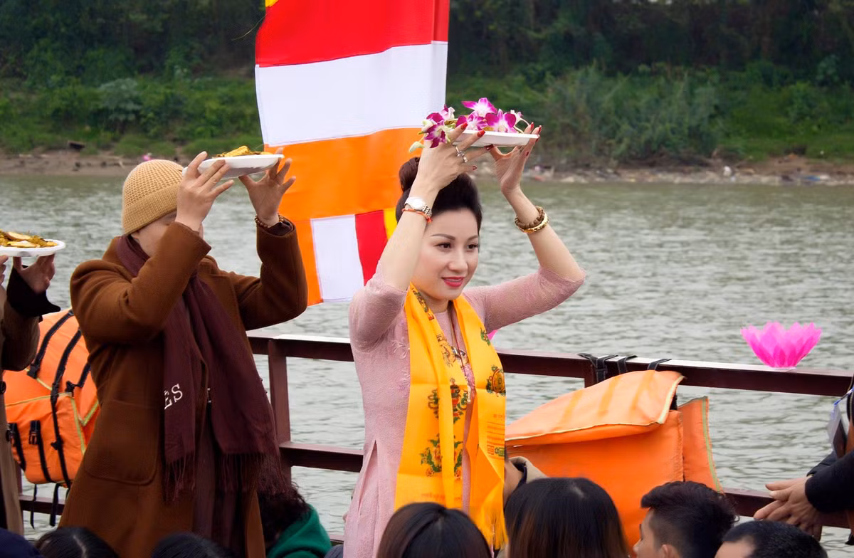 Khởi nghiệp từ kinh doanh bất động sản, ở Thái Bình, vợ chồng bà Dương, ông Đường được gọi là đại gia, nổi tiếng chịu chơi và chịu chi. Gia đình này nhiều lần "nổi đình nổi đám" trên mạng xã hội khi tổ chức những bữa tiệc sinh nhật xa hoa.