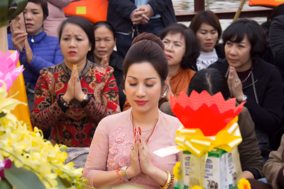 Khi phụ xe Anh tới nhà, bà Dương cùng người của mình đã nhốt và đánh vỡ xương hàm, dập mũi người này. Kết quả giám định thương tật cho thấy, anh Trịnh Ngọc Anh bị thương tích 14%.