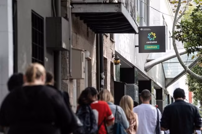 Trước đó, ông lái xe đến ngân hàng, xếp hàng 1 tiếng trước khi rút 10.000 AUD (~150 triệu đồng). Sau đó, ông phát các tờ tiền cho những người ở trong và ngoài Centrelink cho đến khi hết người. 