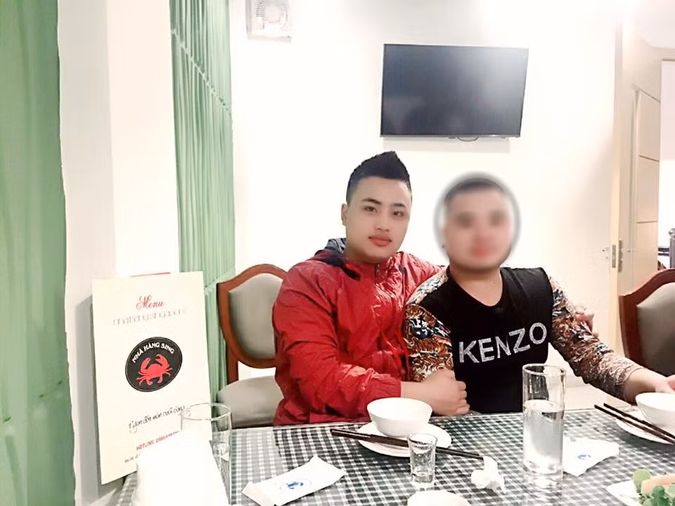 Anh Hùng kể, tối muộn 29/12/2018, khi vừa đi công việc về đến sân nhà, anh đứng nghe điện thoại. Nghe tiếng động cơ bên ngoài, tưởng là khách, anh ra xem thì thấy có nhiều ôtô không rõ biển kiểm soát, đang dừng đỗ trước cổng.