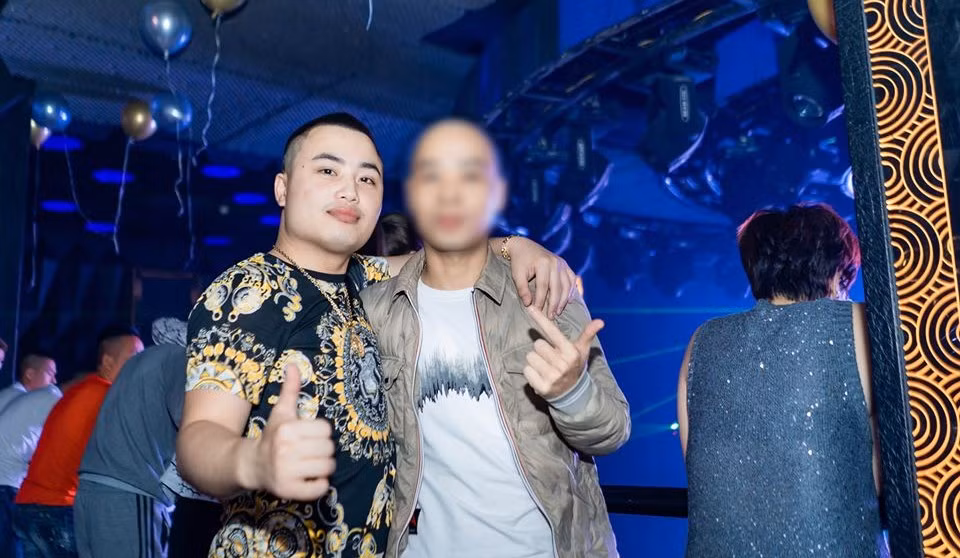 Ngay sau đó, thanh niên tự xưng Tiến “Trắng” ghì đầu anh xuống đường để cho đồng bọn dùng gậy gỗ đánh đập. Một số tên xông vào tháo giày của anh rồi nhằm vào mắt cá chân, đánh.