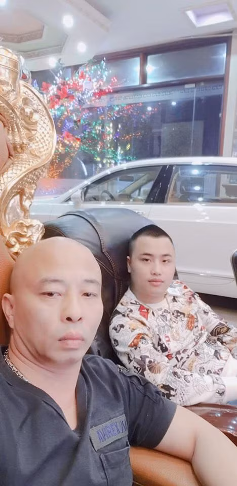 Với mác con nuôi của Đường “Nhuệ”, Tiến “Trắng” trở thành tay chân giúp sức đắc lực cho trùm giang hồ đất Thái Bình này. Tiến “Trắng” từng bị người dân tố cáo nhận lệnh của bố nuôi dẫn người cầm theo đao kiếm xuống chiếm giữ, đập phá tan hoang trụ sở của doanh nghiệp chế biến, sản xuất gỗ ở xã Vũ Chính, TP Thái Bình vì chưa trả nợ.