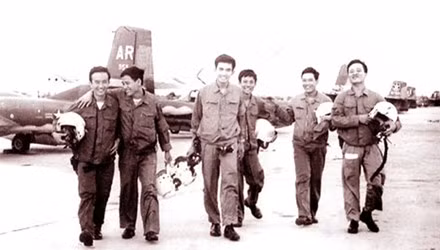 Nghe phi cong ke chuyen nem bom Tan Son Nhat, pha tan am muu nhuom mau Sai Gon cua My Nguy-Hinh-2
