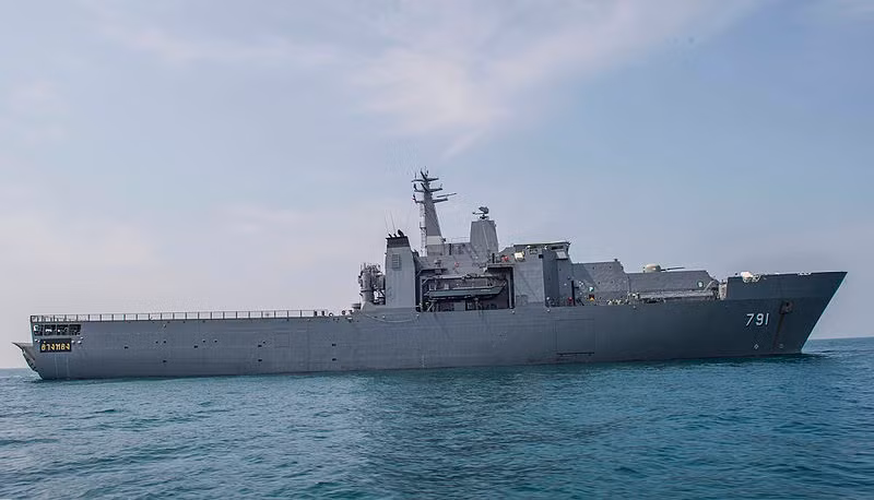 Có lượng giãn nước lớn thứ 2 trong số các tàu chiến Thái Lan là tàu đổ bộ đa năng HTMS Angthong (7.600 tấn) nhập khẩu từ Singapore. Con tàu này cũng là sự hỗ trợ lớn cho lực lượng lính thủy đánh bộ Thái Lan vốn có quân số đông đảo – đến 18.000 người. Nguồn ảnh: Wiki