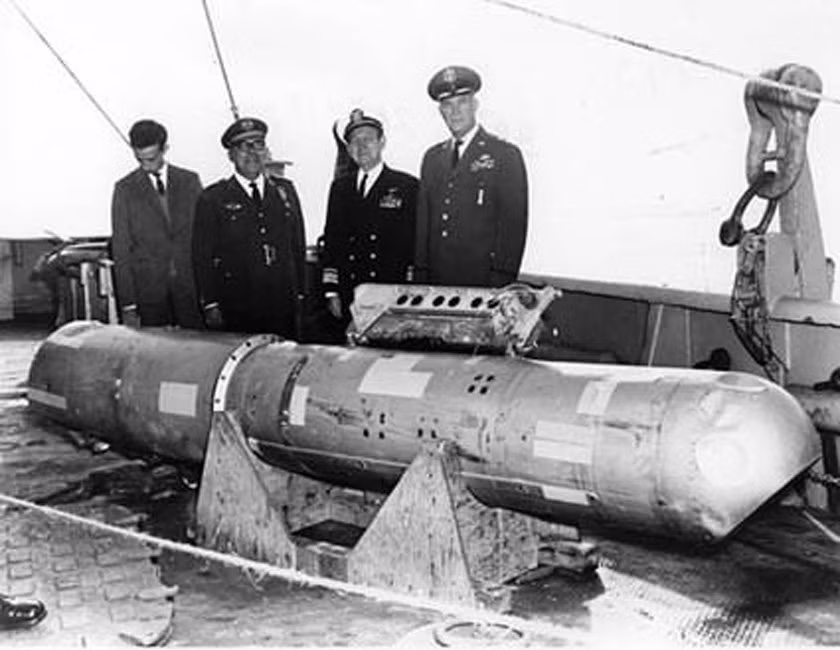 Cụ thể, vào ngày hôm đó, một máy bay ném bom B-52 chở theo 4 quả bom nhiệt hạch B28 đang trong chuyến hành trình trở về Bắc Carolina.