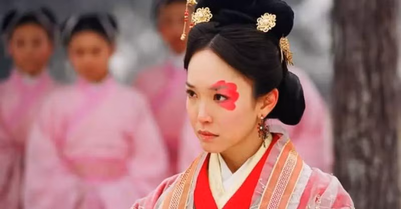 Chính vì vậy, ngay từ khi còn nhỏ, Chung Vô Diệm bị mọi người xung quanh chế giễu ngoại hình. Đối lập với diện mạo xấu xí, bà là người thông minh và đa tài. Chung Vô Diệm là nữ học trò duy nhất của danh nhân nổi tiếng Quỷ Cốc Tử.