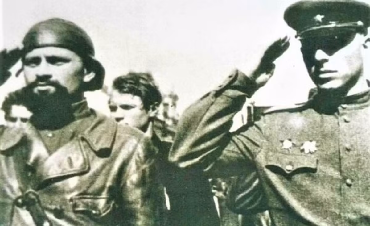 Đến năm 1940, ông Murzin được gọi nhập ngũ và trở thành một người lính Liên Xô. Thời gian đầu, ông được gửi đi huấn luyện tại Trường quân sự Riga. Về sau, ông được bố trí vào một số đơn vị quân sự. Sau khi phát xít Đức xâm lược Liên Xô vào tháng 6/1941, Trung đội trưởng Murzin thuộc Sư đoàn 10 Bộ binh cùng với các đồng đội được điều động đến vùng chiến sự.