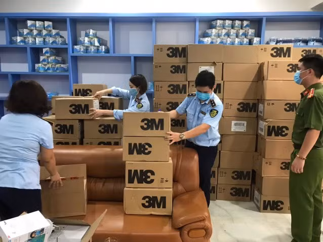 Thu giu hon 17.000 khau trang co dau hieu gia mao thuong hieu 3M